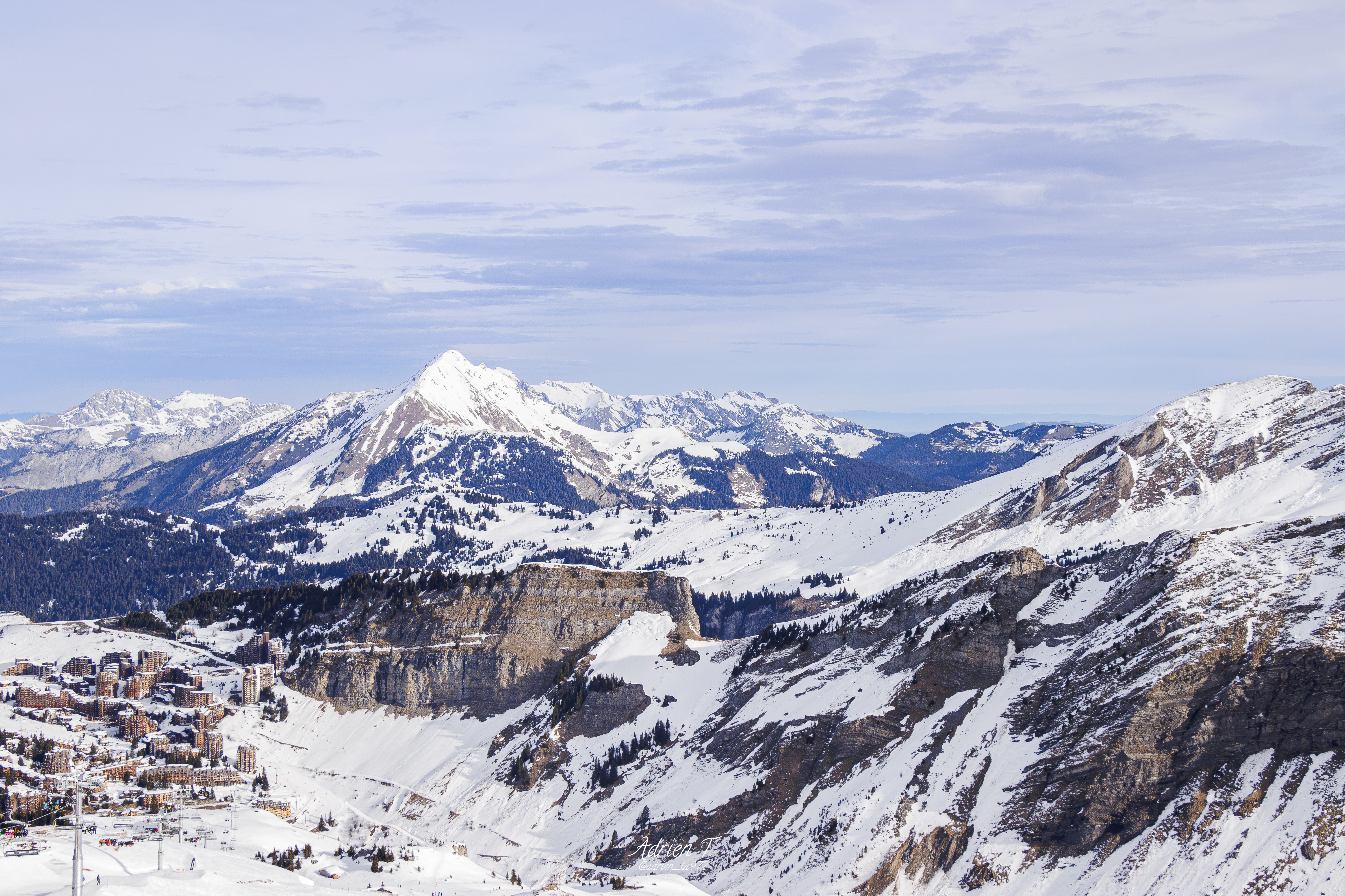 Photo de randonnée dans les Pyrénées, sur le chemin en direction du col des Sarradets. Vue sur le Pic de la Pahule et le Mont Mourgat.